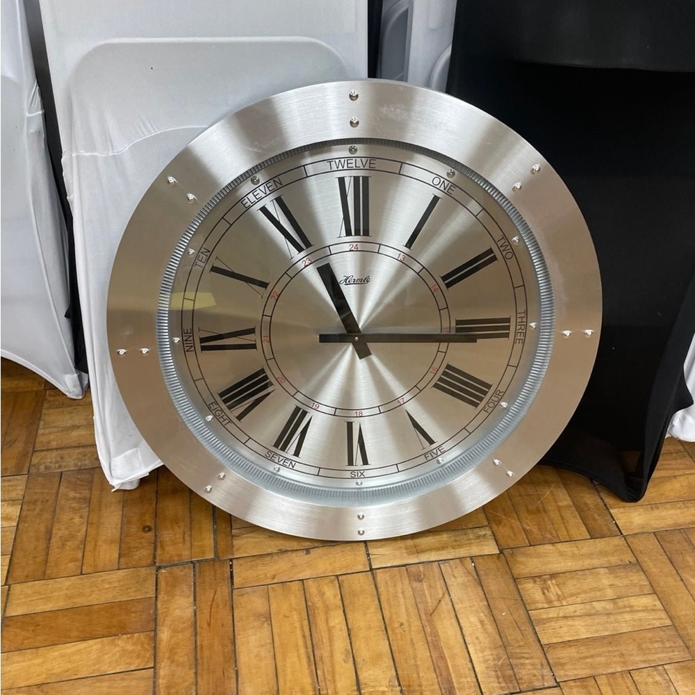 Bulova brand new wall clock ⏰- stunner ! - Picture 10 of 11